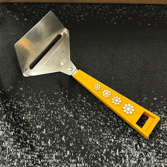 Vintage Travco Yellow Cheese Slicer Planer Embossed Daisy Flower Handle - Picture 1 of 2